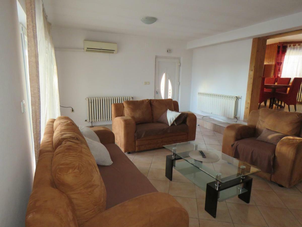 Guesthouse Dila Galovac  Екстериор снимка
