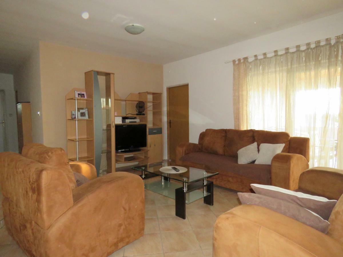 Guesthouse Dila Galovac  Екстериор снимка